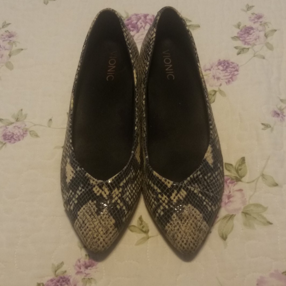 Vionic Caballo Snakeskin Pointy Flats in size 8
